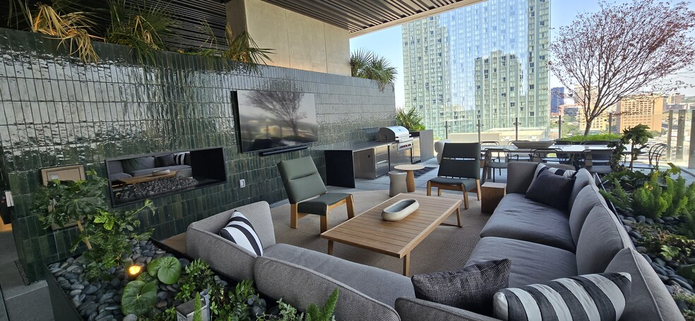 Outdoor entertainment area - 610 Davis St