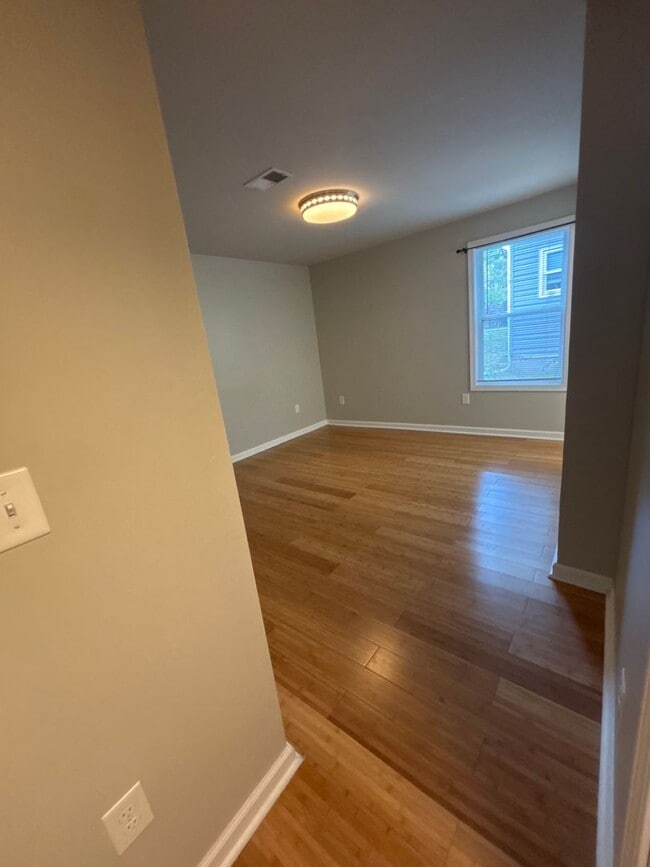 Building Photo - 606 N Upper St