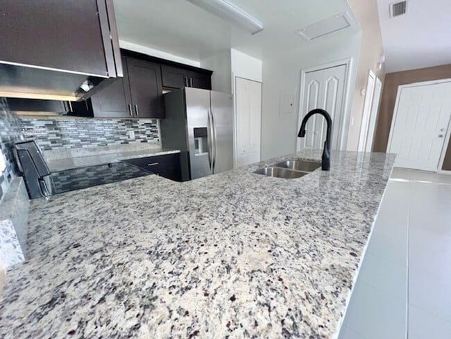 Building Photo - Orlando - 2 Bedroom, 2 Bathroom - $1,945.00