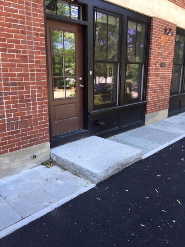 Building Photo - Newton Center Area. 3 Level of Living Space/ central AC, In-Unit Laundry. Parking Included