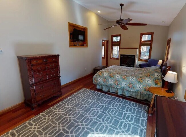 Building Photo - Prime Derry Location: Classic 3Bed, 3Bath Home