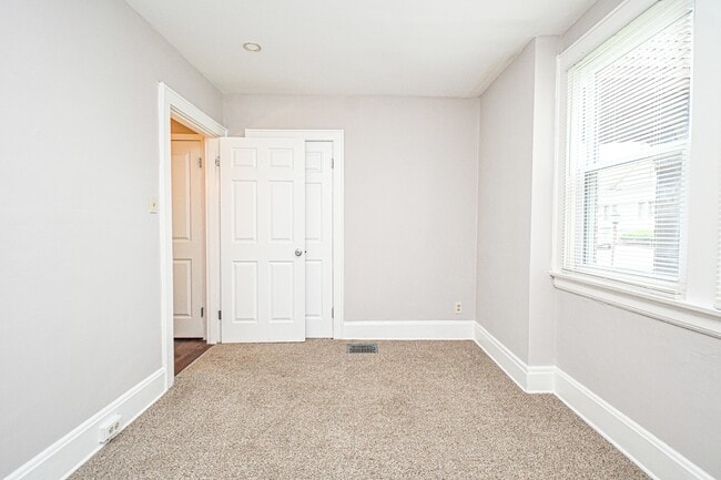 Building Photo - 4893 N Overlook Ave
