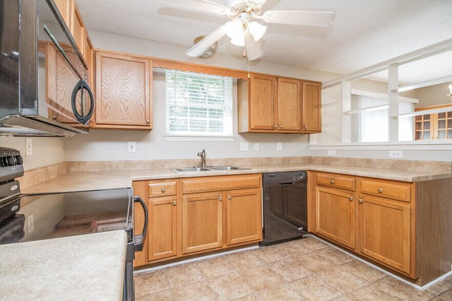 Building Photo - 607 Doral Pointe