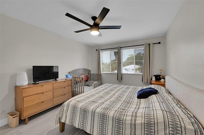 Building Photo - 9833 Westview Dr