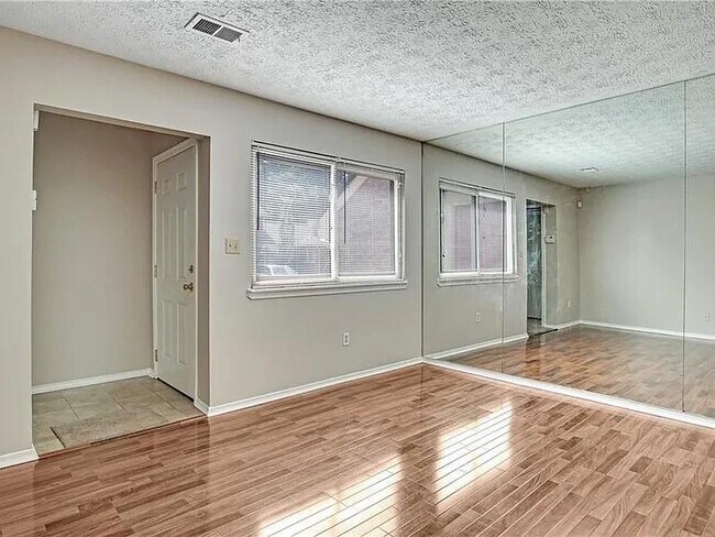 Building Photo - 28 Country Pl Ct