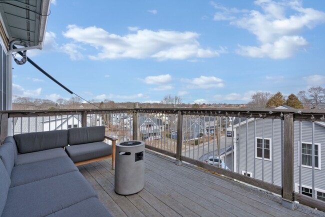 Building Photo - Stunning 4 Bed 2.5 Bath Steps from Willards Beach