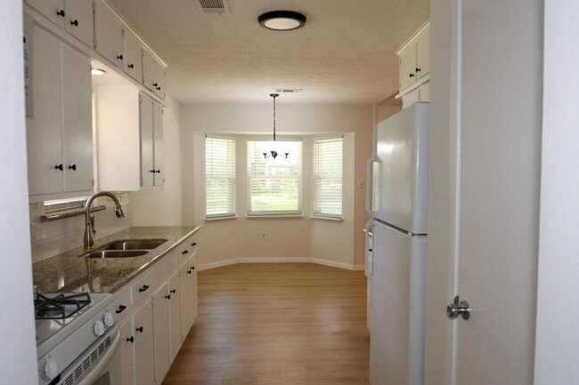 Building Photo - 109 Halo Dr