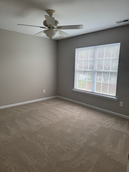 Front bedroom - 8321 Deckbar Pl