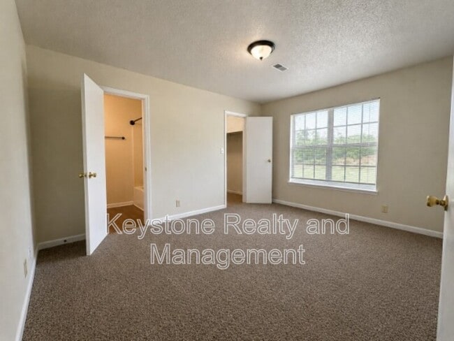 Building Photo - 717 Peachers Mill Rd
