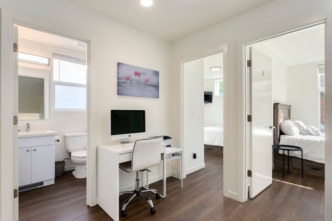 Building Photo - Stunning Student Housing Close to UW **$15...