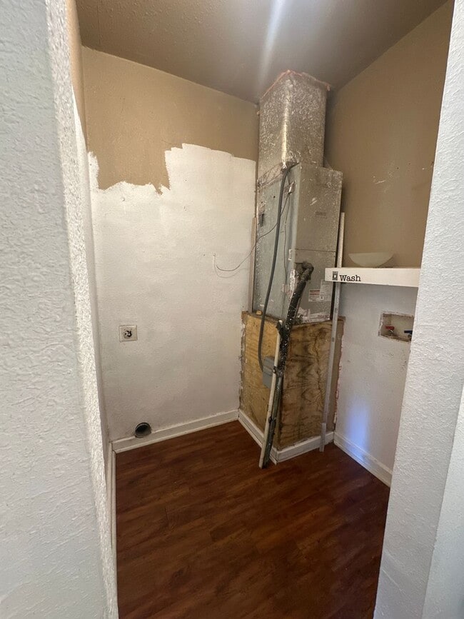 Building Photo - $1000 move-in special
