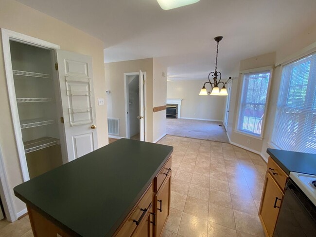 Building Photo - Great location In Mechanicsville! Three bedrooms plus bonus room/fourth bedroom, 2.5 baths and ga...