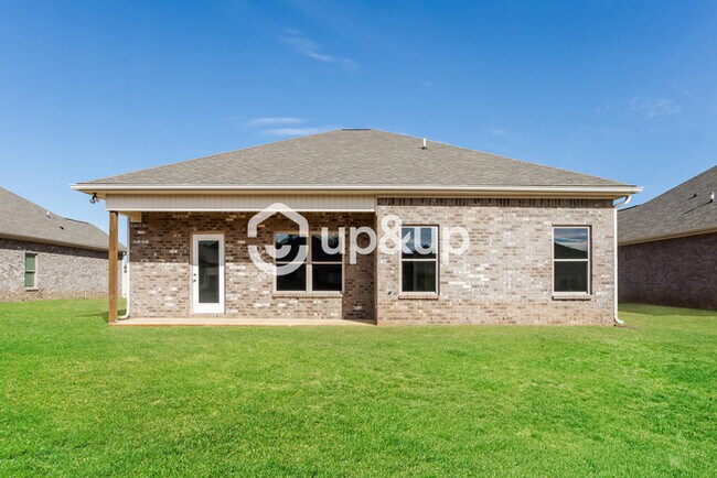Building Photo - Fantastic 3bd/2ba home! Coming soon!