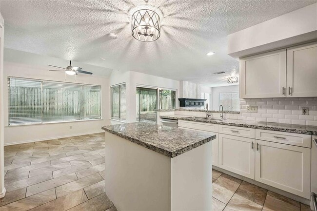 Building Photo - 12800 Briar Forest Dr