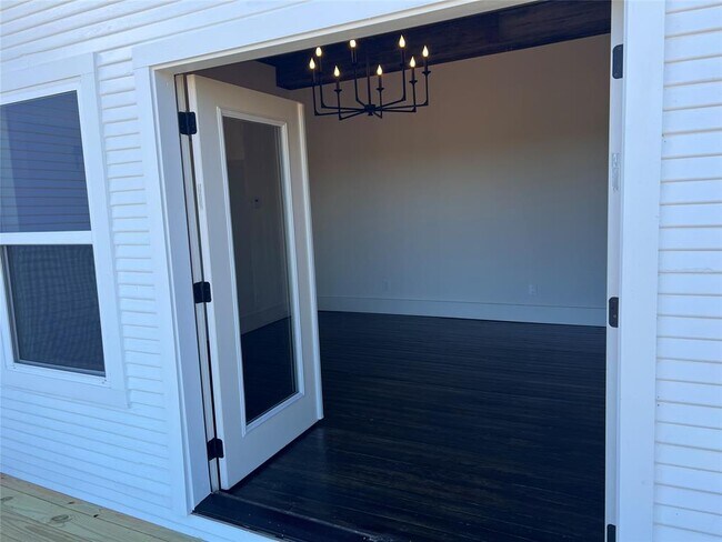 Building Photo - 305 Hall St