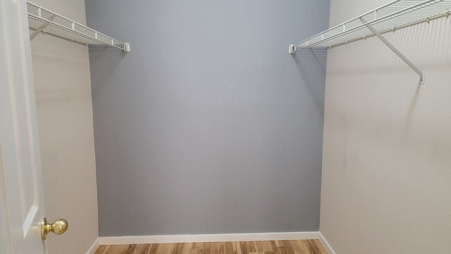 Building Photo - Spacious and turn key ready 2 bedroom apar...