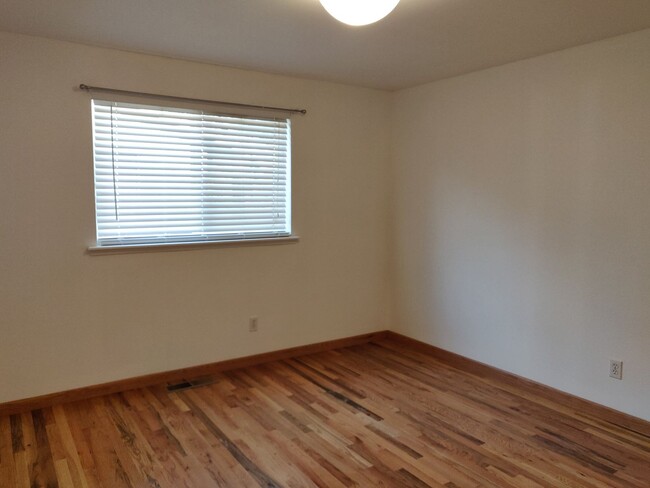 Building Photo - 2x2 duplex with a fenced yard, single-car ...