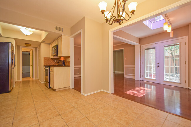 Building Photo - 3 Bedroom Townhouse - Northwest Hills