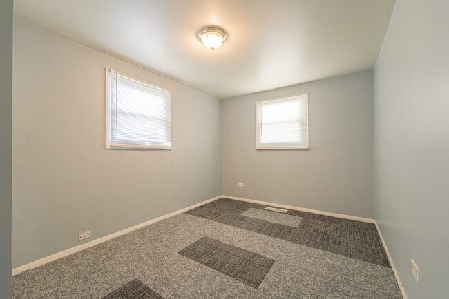 Building Photo - 3227 Nelson Ave