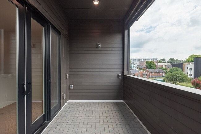 Building Photo - Stunning End Unit Townhome in Salemtown