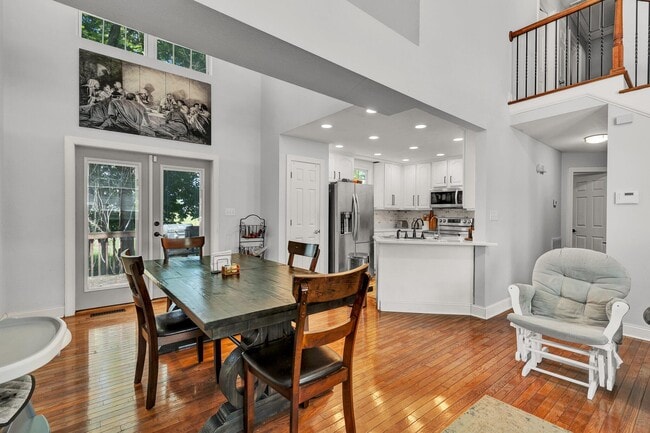 Building Photo - 3120 Pin Oaks Cir NE