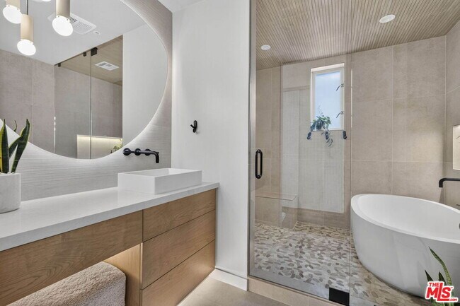 Building Photo - 2120 Narcissus Ct