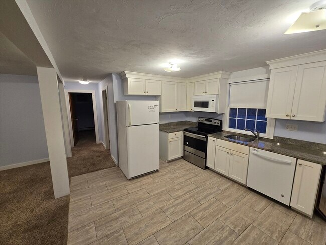 Building Photo - 119 Great Rd