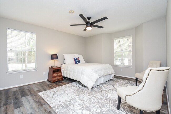 Building Photo - 8051 Bay Branch Dr