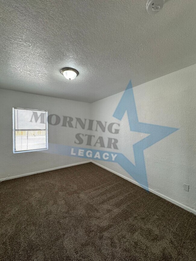 Building Photo - 612 3rd St