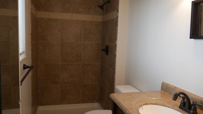 Building Photo - Single Family 3 Bed, 2 Bath w/ Big Backyar...