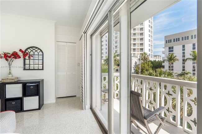 Building Photo - 9700 W Bay Harbor Dr