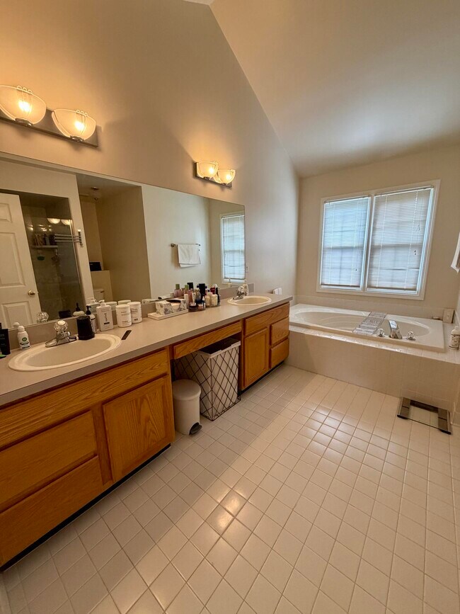 Building Photo - 6961 Suncrest Dr