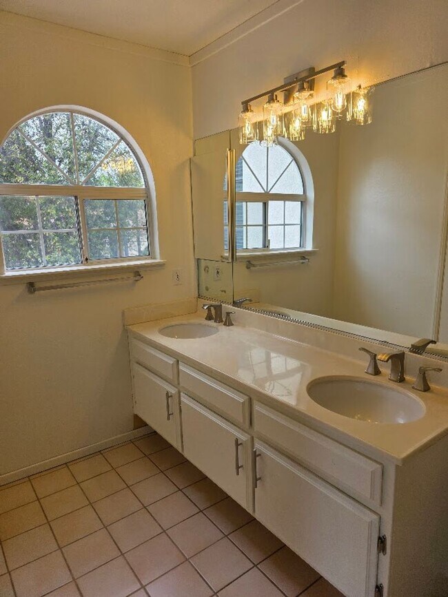 Building Photo - Beautiful 3 Bedroom Home in Gated Community