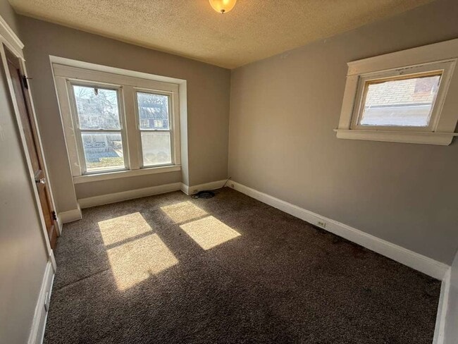 Building Photo - 4 BED 1 BATH SINGLE FAMILY HOME IN CLEVELAND!