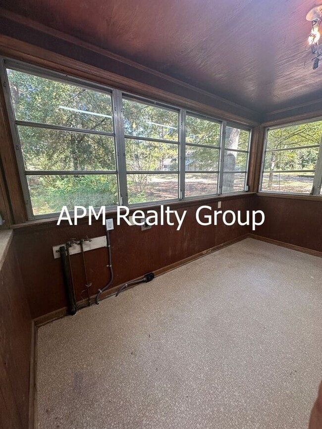 Building Photo - Private Country Feel Close to Downtown