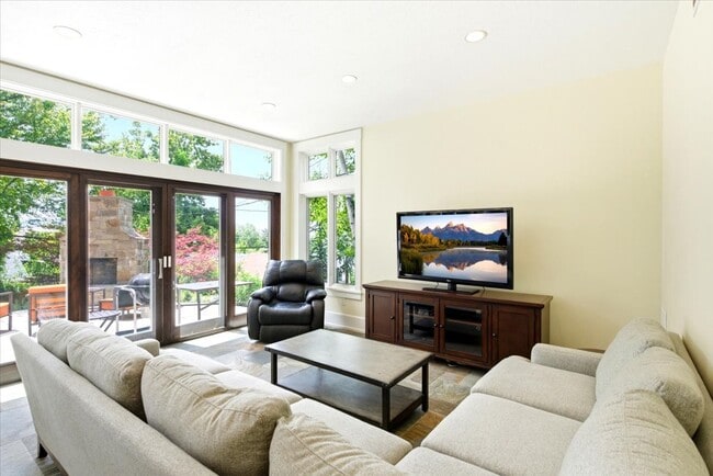 Building Photo - Federal Way