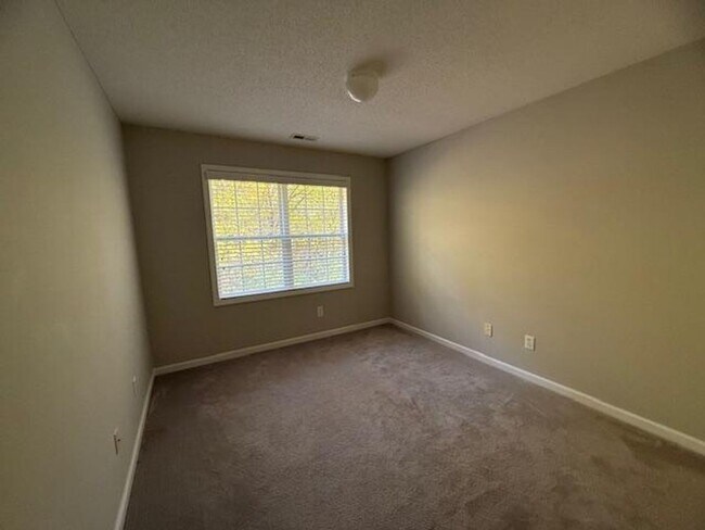 Building Photo - 500 Misty Groves Cir