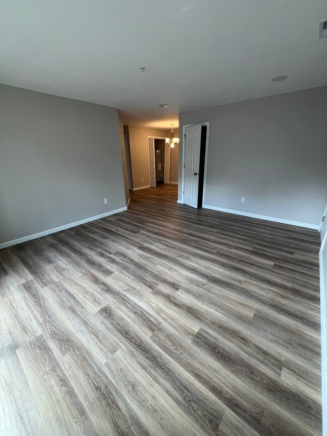 Building Photo - 3-Bedroom, 2-Bathroom Apartment on Bloomington's Eastside