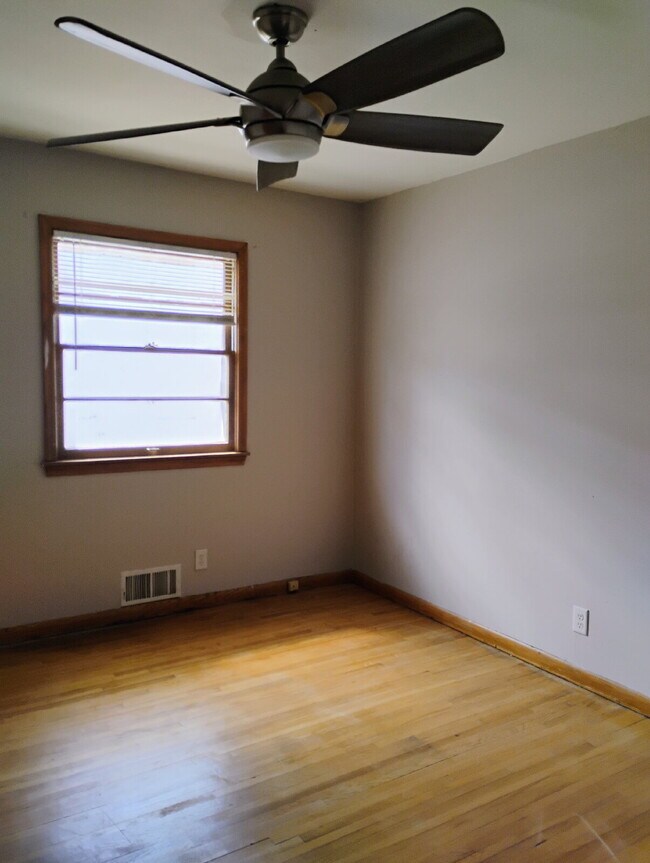 Building Photo - 2 Bedroom 1 Bath Twin Home in Hopkins