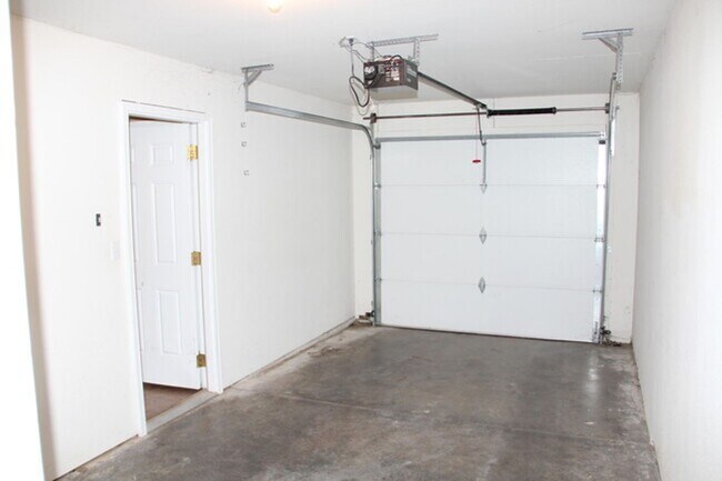 Building Photo - 1301 Robert Ray Dr