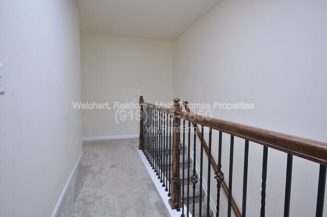 Building Photo - 409 Vassar Dr