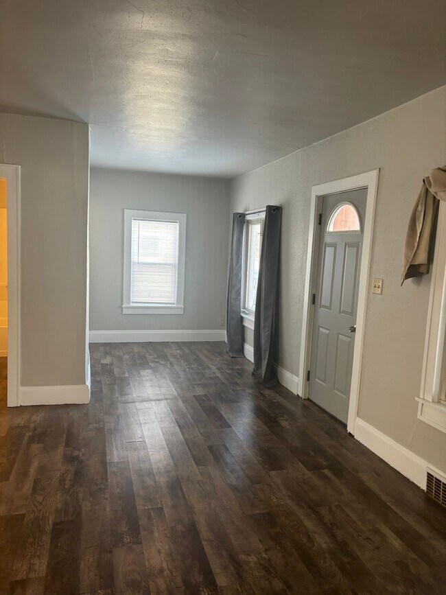 Building Photo - Great Neenah Location