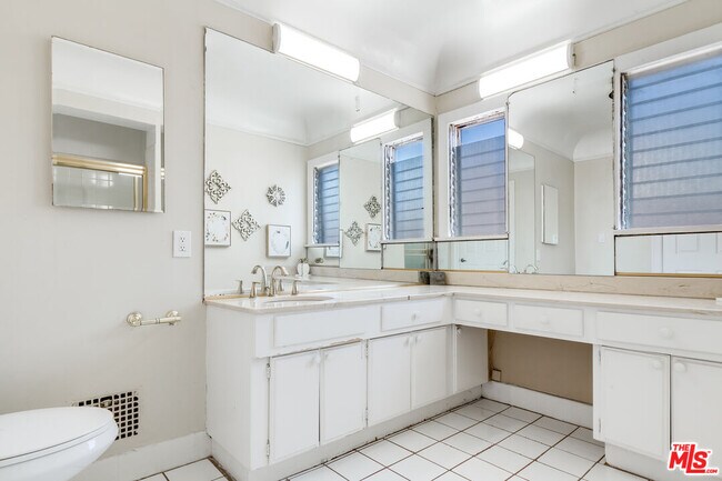 Building Photo - 137 Rexford Dr