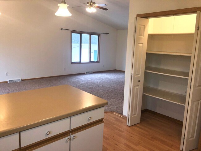 Building Photo - 523