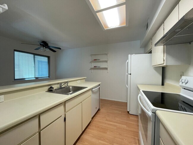 Building Photo - Gorgeous South Natomas Condo