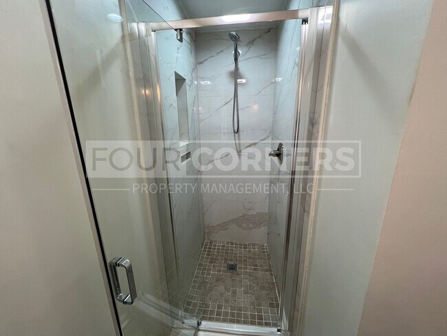 Building Photo - Beautiful 3 Bedroom 2 Bath Home