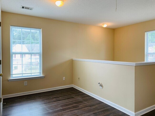 Building Photo - Wow! Newly renovated, new flooring, 1 car ...