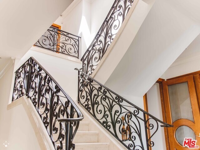 Building Photo - 9033 Cresta Dr