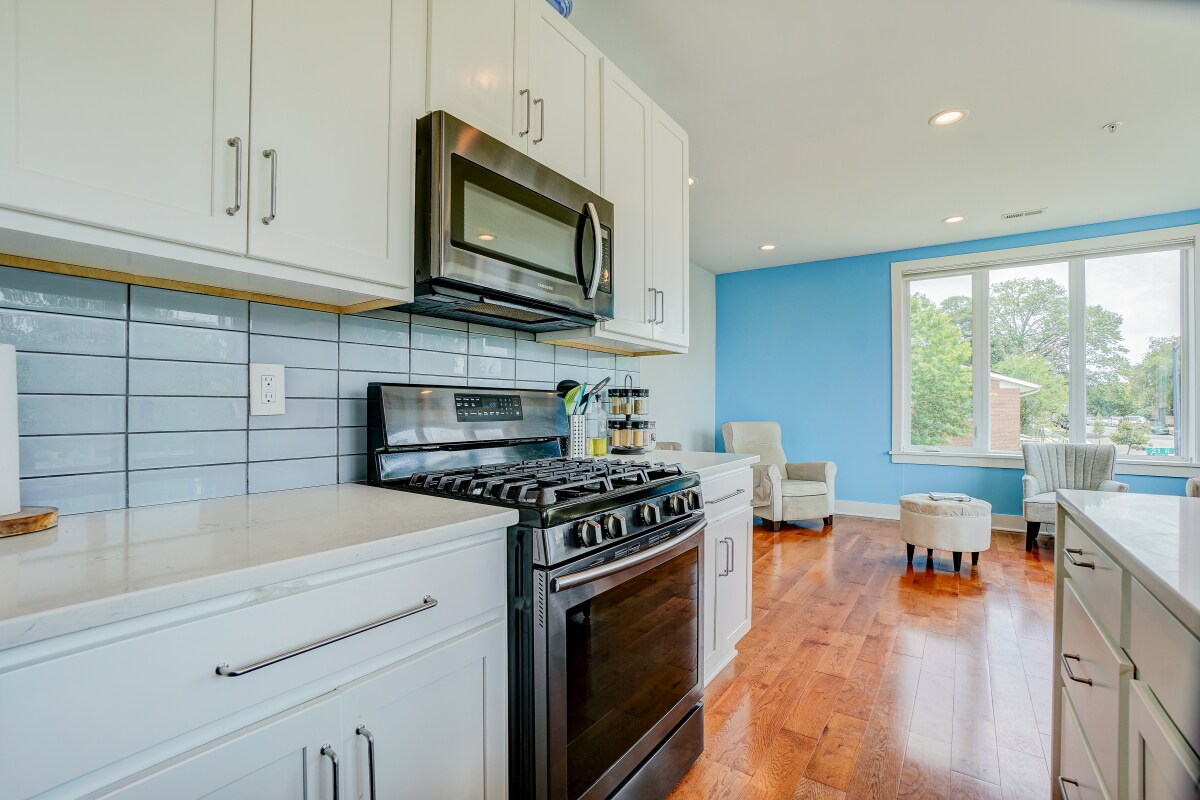 Kitchen-Gas Cooking - 800 21st St NE