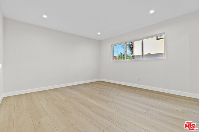 Building Photo - 330 E Dryden St